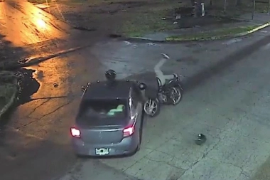 Una distracción que pudo acabar en tragedia: giró a la izquierda e hizo volar a un motoquero