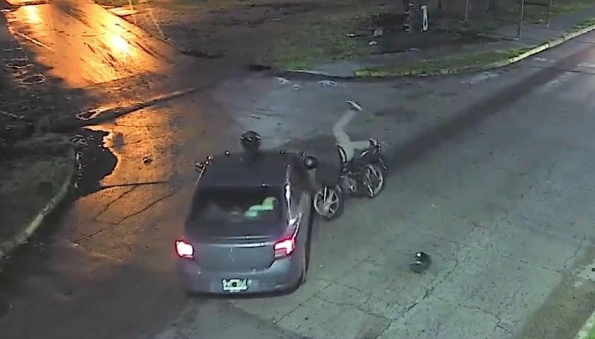 Una distracción que pudo acabar en tragedia: giró a la izquierda e hizo volar a un motoquero