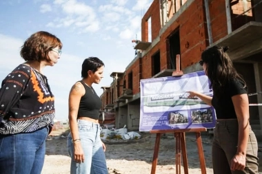 Mayra Mendoza y Batakis supervisaron la construcción de viviendas en Quilmes Oeste