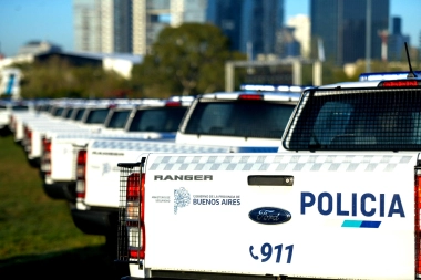 Un efectivo policial discutió con un vecino y lo baleó porque se apoyó en su auto