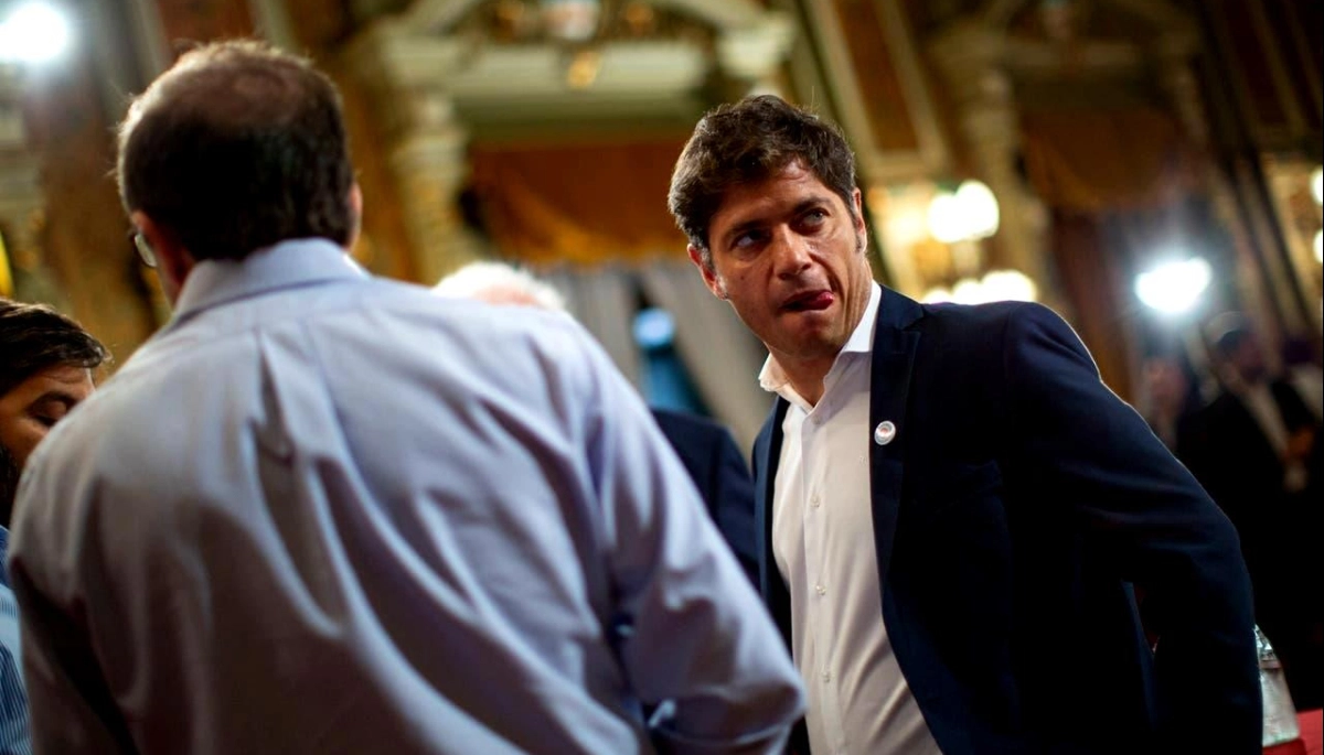 Kicillof lanzó una nueva licitación millonaria para fabricar carteles politizados en las escuelas