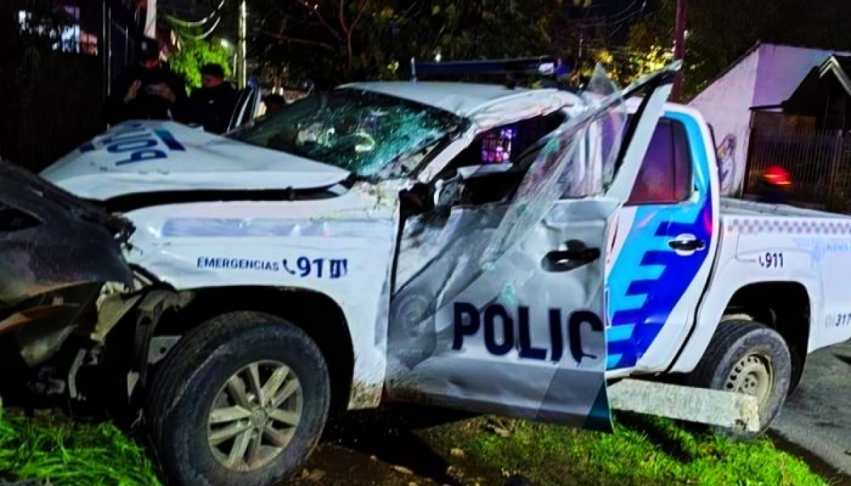 Perseguía a sospechosos, chocó y la tuvieron que rescatar del interior de la patrulla