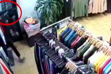 Aguardó a que la encargada se distraiga y le robó mercadería "reptando"