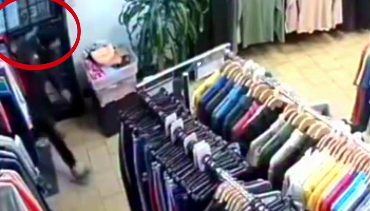Aguardó a que la encargada se distraiga y le robó mercadería "reptando"