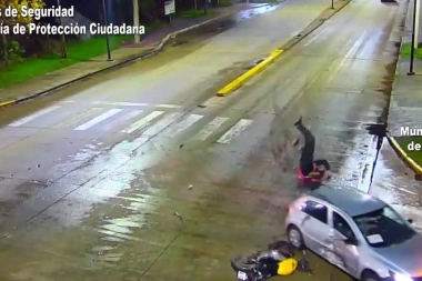 Está para los olímpicos: motoquero chocó con un auto, voló sobre el capot y cayó de pie