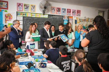 Kicillof, Magario y Espinoza entregaron Manuales y Kits Escolares para una escuela en González Catán