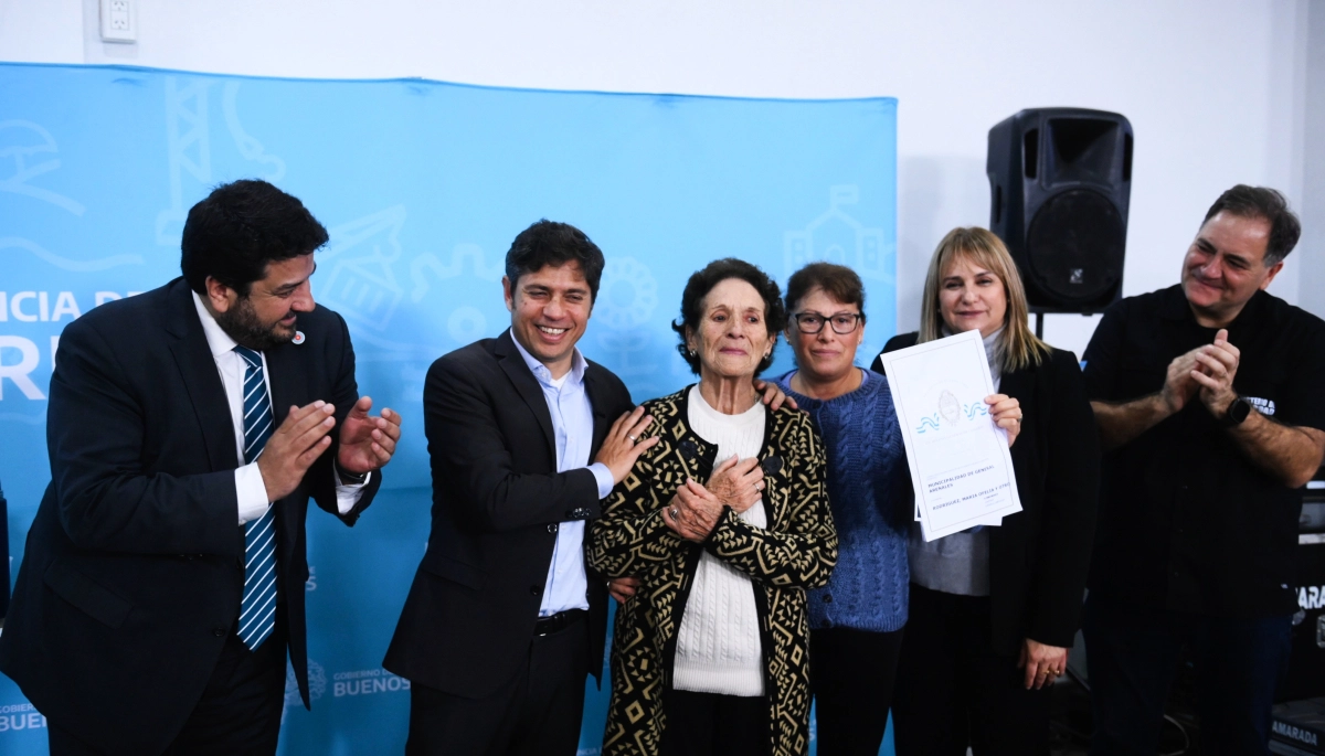 De gira por la Cuarta, Kicillof entregó escrituras en Arenales y recibió elogios de intendenta UCR