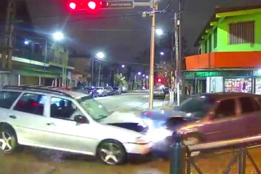 Conductor distraído dobló donde no debía y provocó un violento choque