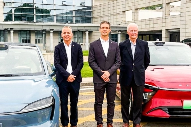 Nicolás Mantegazza inició su gira oficial por China con la visita a una planta multinacional