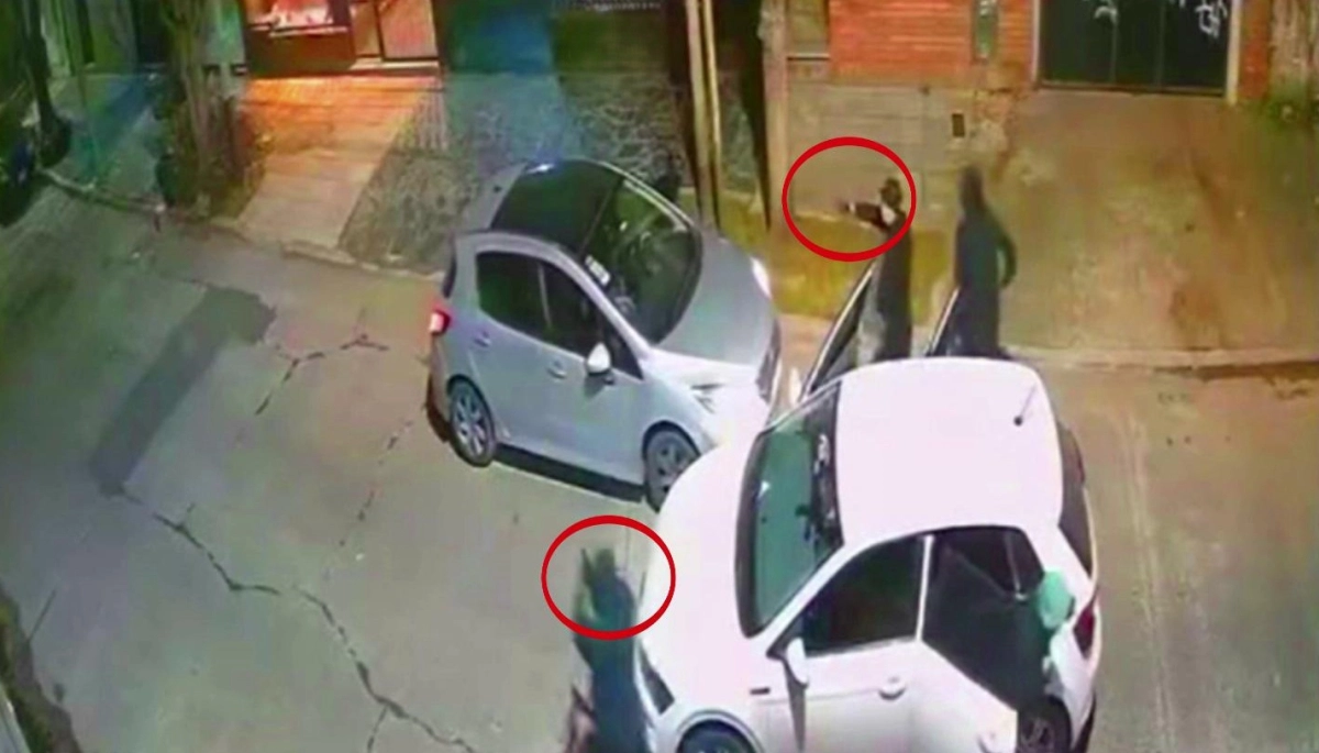 Numerosa banda de ladrones atacó a una pareja y le robó el auto a los tiros