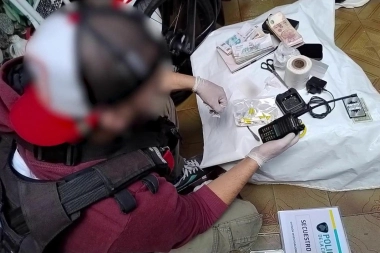 Durante un allanamiento por narcomenudeo encontraron la réplica de un lanzacohetes soviético