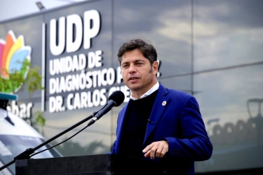 Kicillof volvió al Interior, entregó patrulleros en Saavedra y exigió a Milei que deje de “perseguir” dirigentes