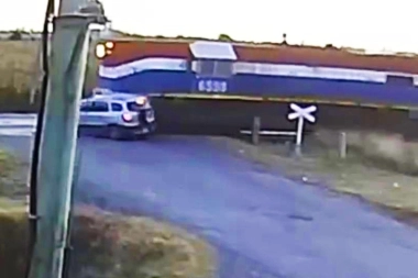 Un tren arrolló una camioneta en la que viajaban adultos mayores