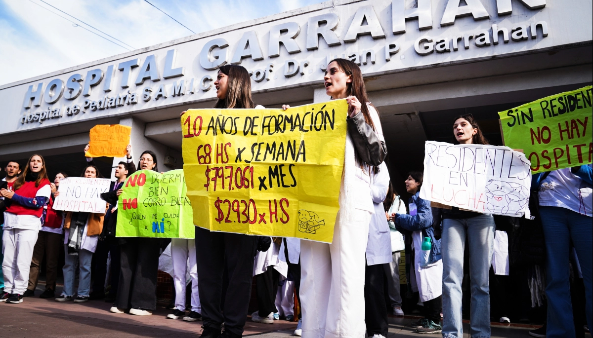 Sin resolver la cuestión salarial, Milei le descontará los días de paro a los médicos del Garrahan