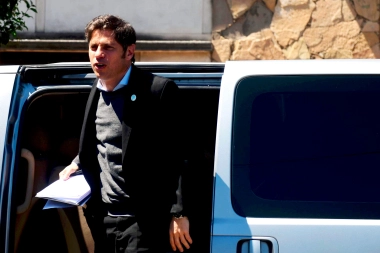 Kicillof denunció “campaña sucia” de Milei por compartir otra fake news y lo tildó de estafador