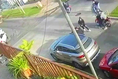 Un padre y la nena de cuatro años fueron víctimas de un asalto de motochorros