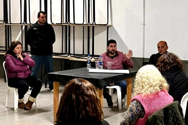 En 25 de Mayo, Egüen se reunió con vecinos del barrio Verón y escuchó reclamos por la obra de cloacas