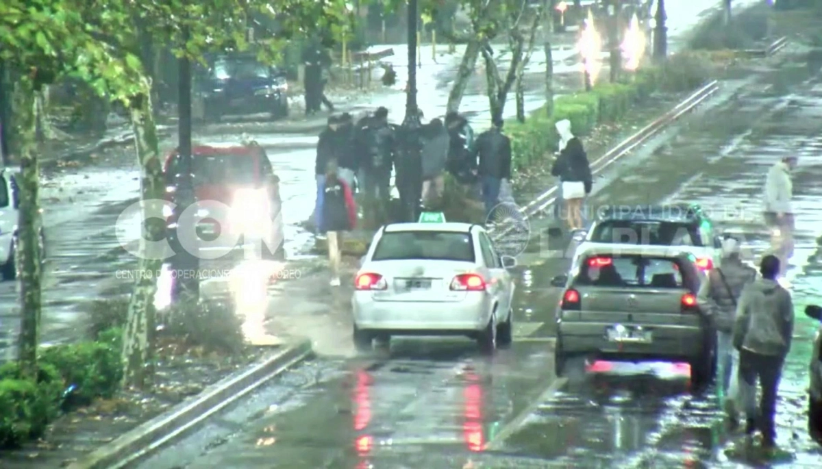 Violencia sin fin en La Plata: un joven fue golpeado por una patota que le robó hasta las zapatillas