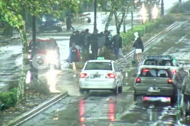 Violencia sin fin en La Plata: un joven fue golpeado por una patota que le robó hasta las zapatillas
