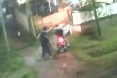 Le pusieron una pistola en la cabeza: se resistió al robo y motochorros la agredieron de forma brutal