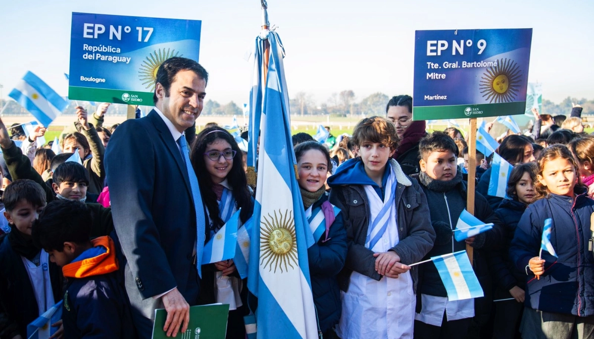En el Hipódromo de San Isidro, más de 3.700 alumnos prometieron lealtad a la bandera
