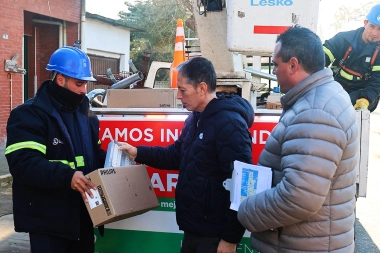 Gray supervisó los trabajos de instalación de iluminarias LED en Esteban Echeverría