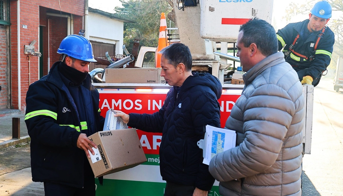 Gray supervisó los trabajos de instalación de iluminarias LED en Esteban Echeverría