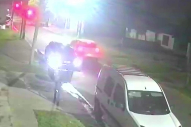 Violenta banda sorprendió a una pareja que dialogaba en el auto y le robaron todo
