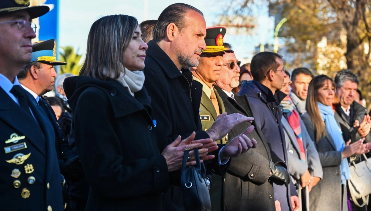 Susbielles encabezó el acto por el Día de la Bandera en Bahía Blanca: “Deben pregonar por los valores de Belgrano”