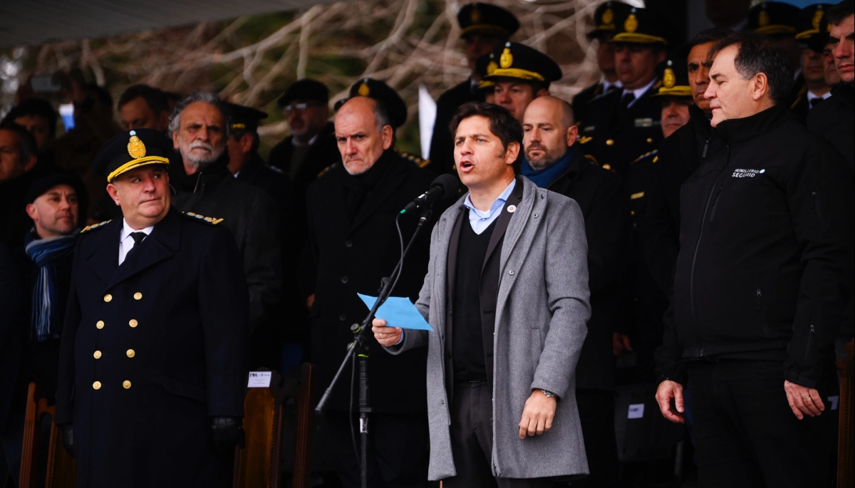Escuela Vucetich: Kicillof encabezó la jura a la bandera de cadetes y prometió mejores condiciones para la Policía bonaerense