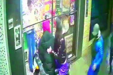 A traición y con un pistolón, atacaron a un delivery y le robaron la herramienta de trabajo