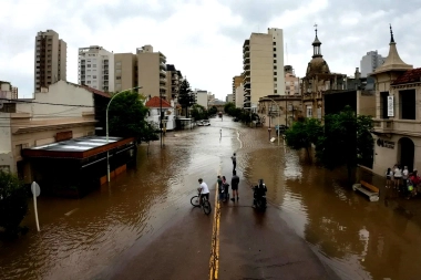 A diferencia de Milei, Kicillof prorrogó la emergencia para Bahía Blanca por las inundaciones