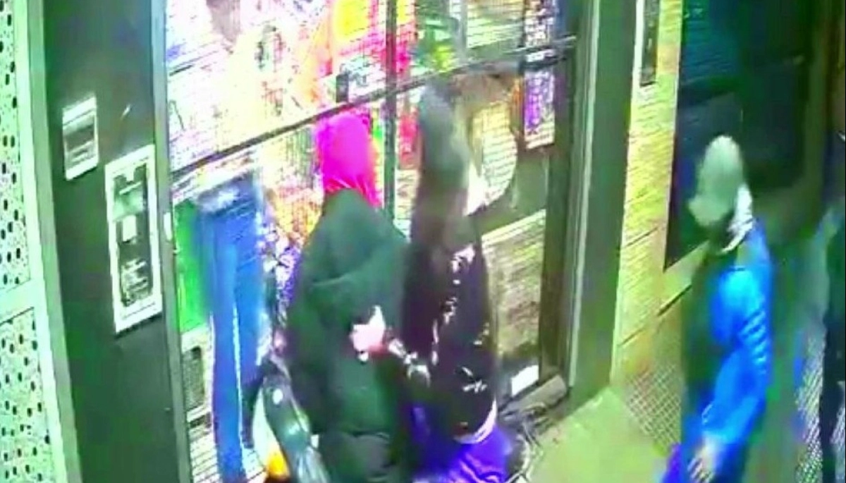 A traición y con un pistolón, atacaron a un delivery y le robaron la herramienta de trabajo