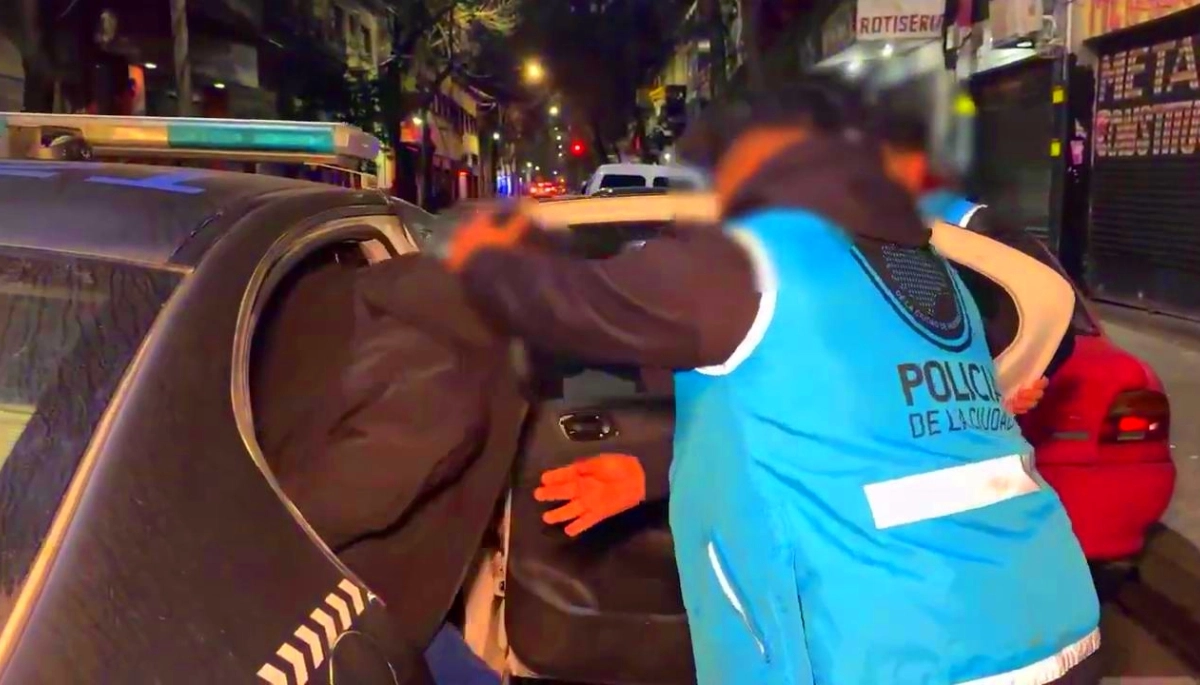 Debía cumplir con prisión domiciliaria y lo encontraron vendiendo drogas en Constitución