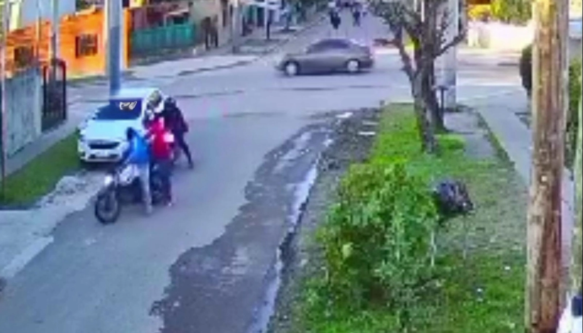 En José C. Paz y con una maniobra quirúrgica, un motoquero eludió el ataque de motochorros