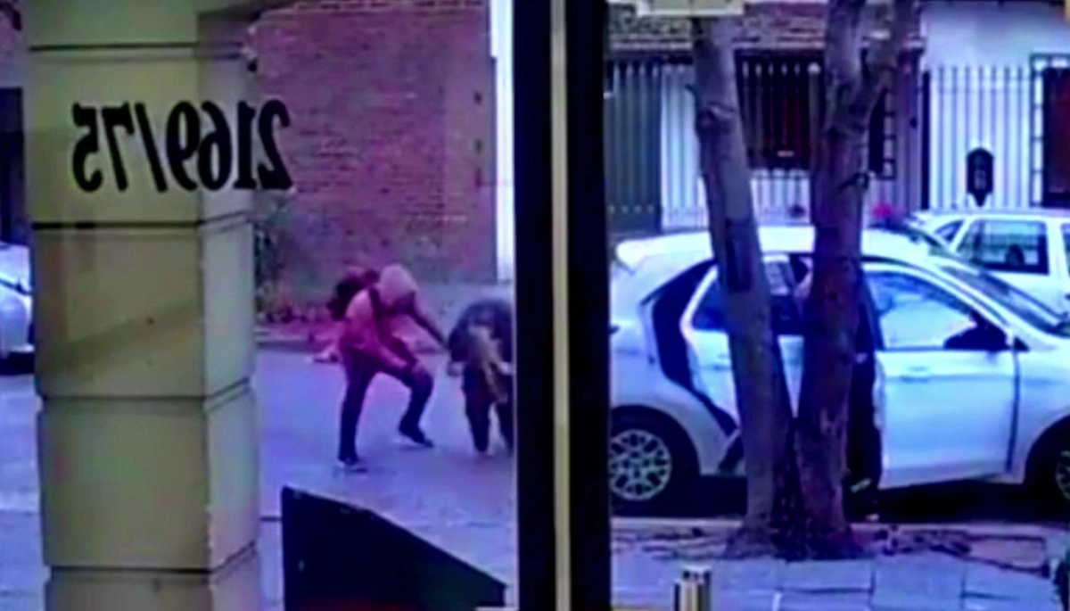 En Lanús, revolcaron por el pavimento a una chofer de DiDi y les robaron a las pasajeras