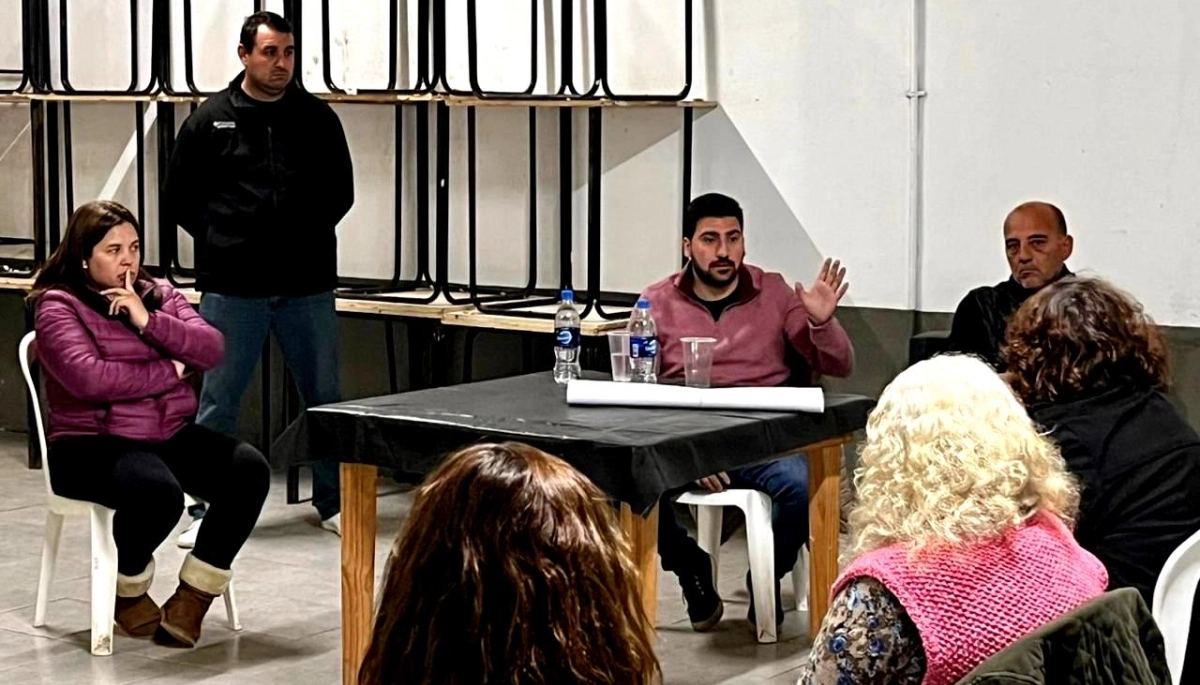 En 25 de Mayo, Egüen se reunió con vecinos del barrio Verón y escuchó reclamos por la obra de cloacas