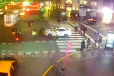 Locura criminal en CABA: para evitar una multa, atropelló y llevó en el capot a una agente de tránsito