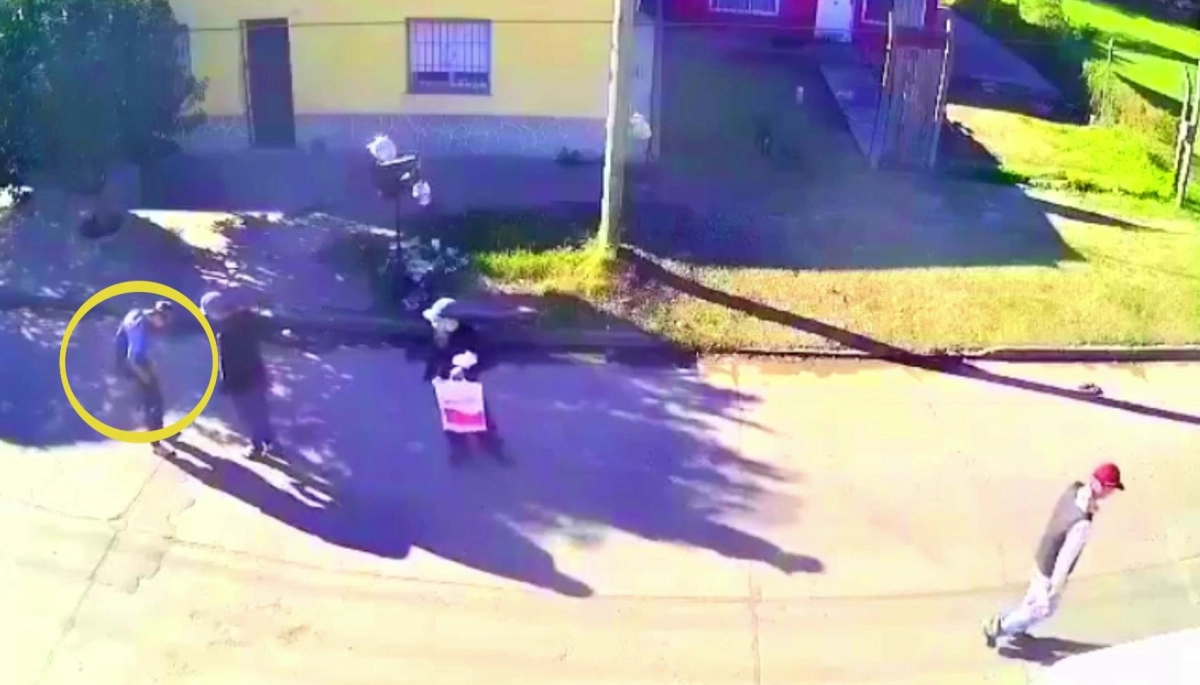 Iba al colegio cuando falsos vendedores lo dejaron sin pantalones y zapatillas