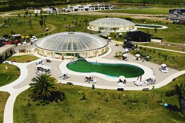 Un escándalo sacude Dolores por una multimillonaria demanda del parque termal