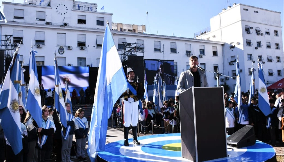 Lucas Ghi encabezó el acto en el que 4.500 estudiantes de Morón prometieron fidelidad a la Bandera Nacional