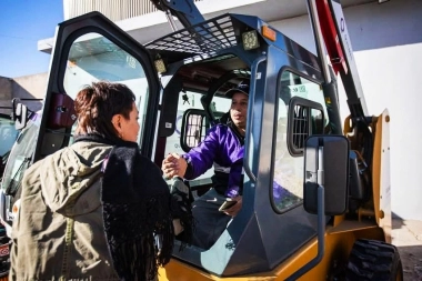 Mayra Mendoza entregó maquinaria y ropa de trabajo para el área de Servicios Públicos de Quilmes