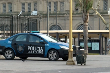 ¿Seguridad en CABA? Policía de la Ciudad verdugueó a un cafetero y le incautó los termos y las facturas