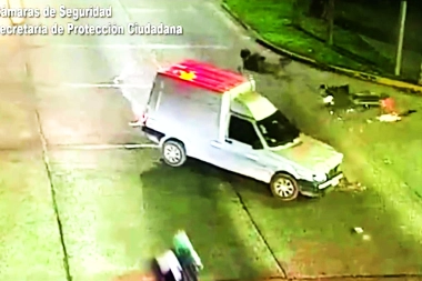 Un conductor imprudente realizó un giro indebido y atropelló a un motoquero que circulaba en sentido contrario