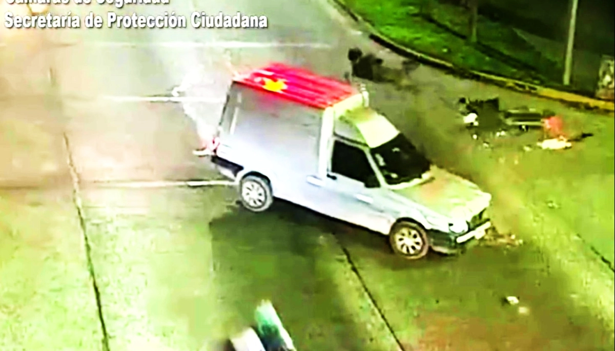 Un conductor imprudente realizó un giro indebido y atropelló a un motoquero que circulaba en sentido contrario