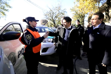Denuncian a Kicillof por usar patrulleros para la foto en un acto y luego no entregarlos