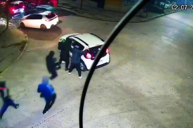 Iban a la feria con un bebé cuando una banda de salvajes les rodeó el auto para robarles todo