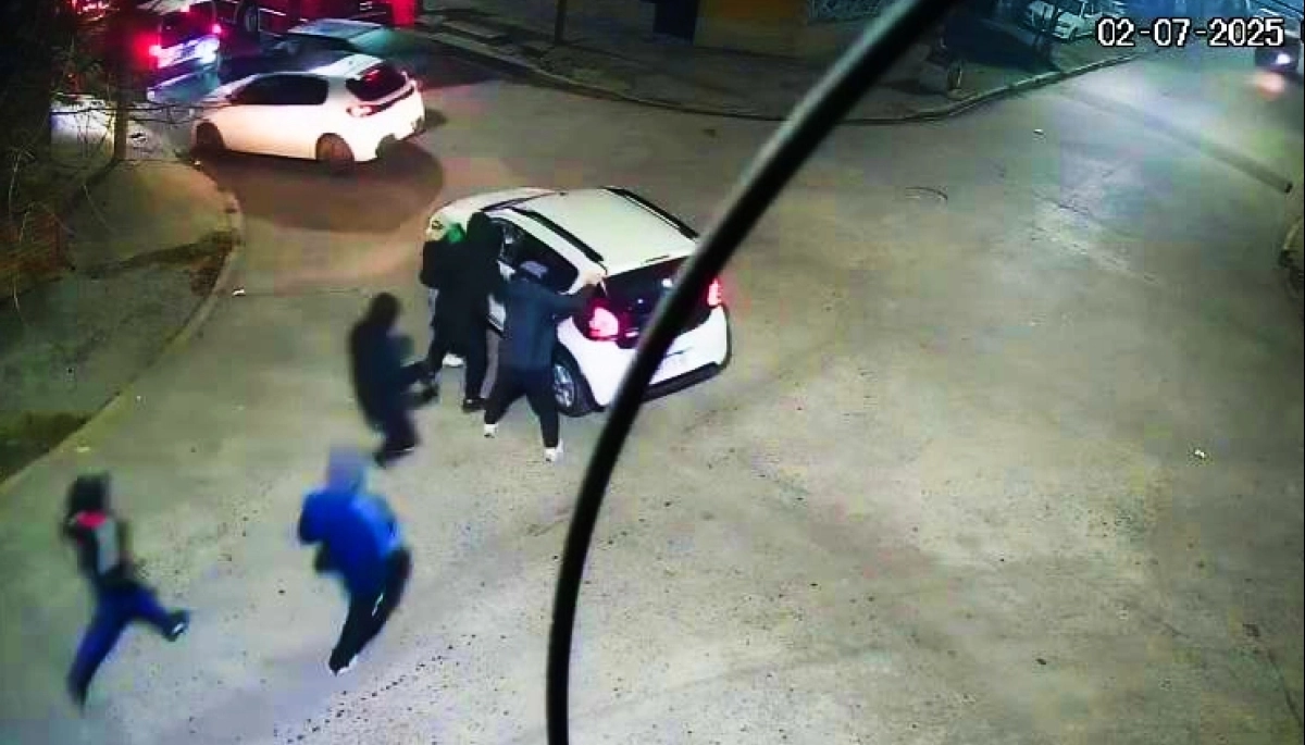 Iban a la feria con un bebé cuando una banda de salvajes les rodeó el auto para robarles todo