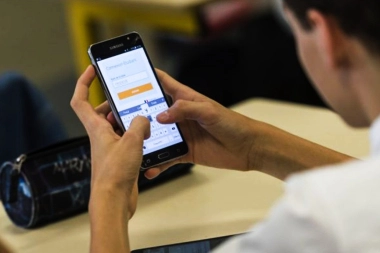 Rozas celebró la aprobación del proyecto que regula el uso de celulares en escuelas bonaerenses