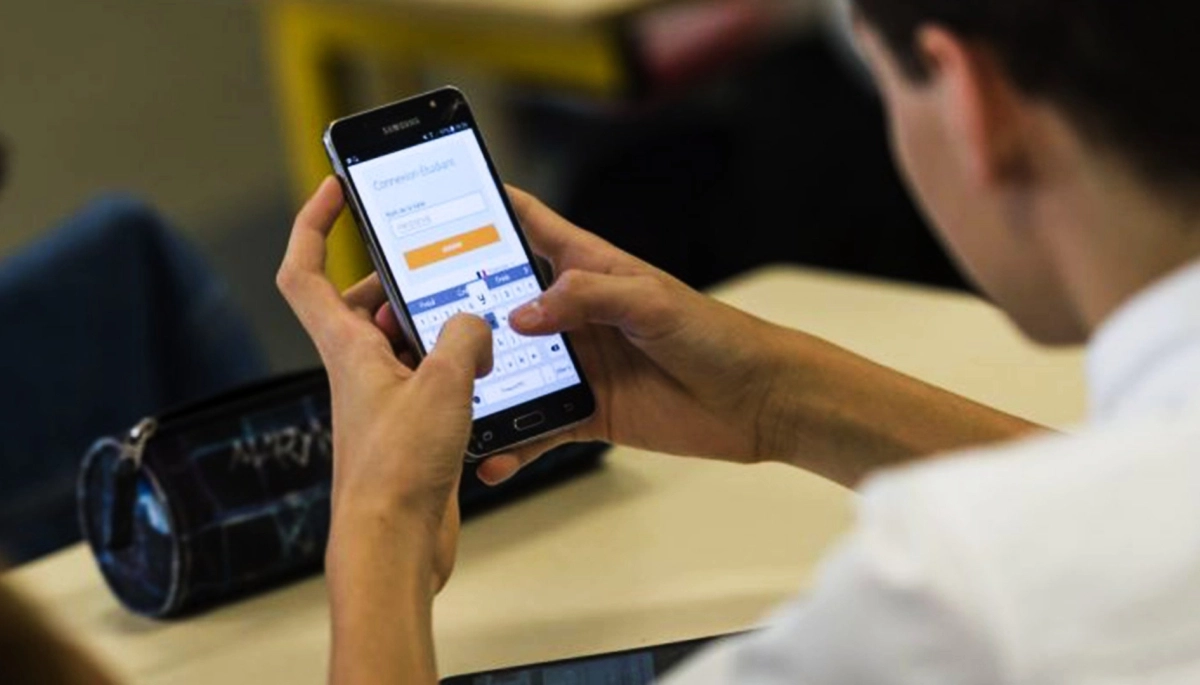 Rozas celebró la aprobación del proyecto que regula el uso de celulares en escuelas bonaerenses
